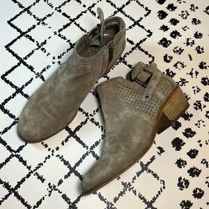 VINCE CAMUTO Suede Buckle Heel Ankle Boots - Taupe Booties - US Size 8.5 - EUC